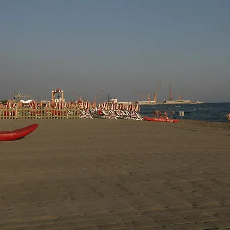 Tenda Rossa Marina Di Carrara